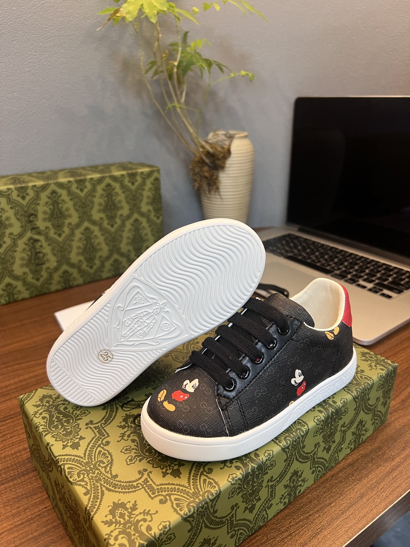 Children's shoes child
